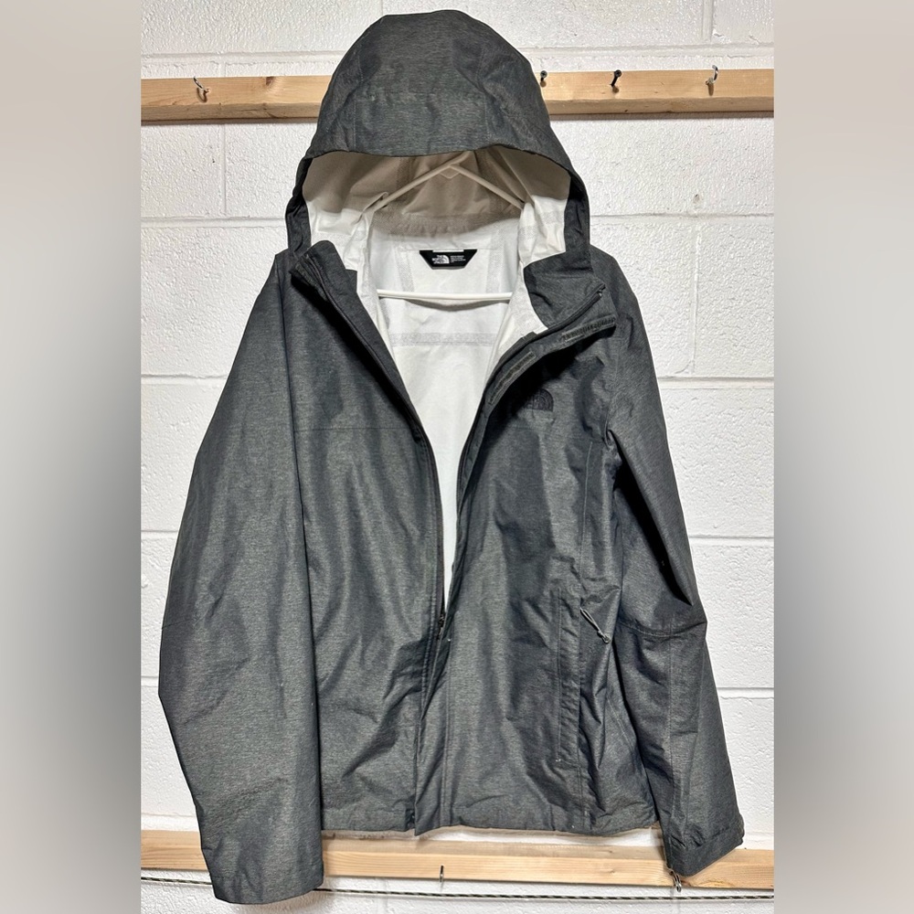 North Face Men’s Waterproof Jacket L Stay dry in style in a windbreaking &vented